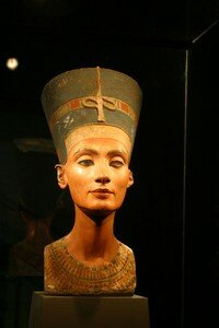 400px_Nefertiti_bust2