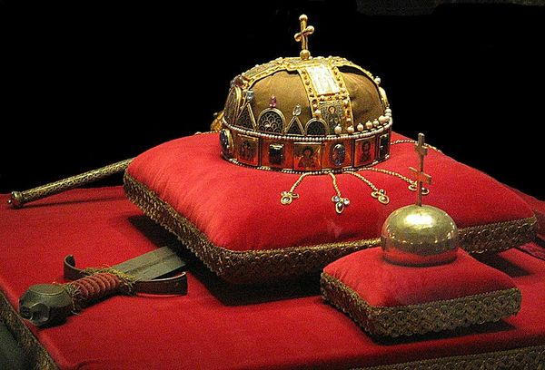 800px-Crown,_Sword_and_Globus_Cruciger_of_Hungary2
