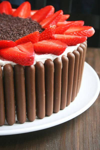 Layer cake ou gâteau à étages au chocolat et fraises Layer cake ou gâteau à étages au chocolat et fraises
