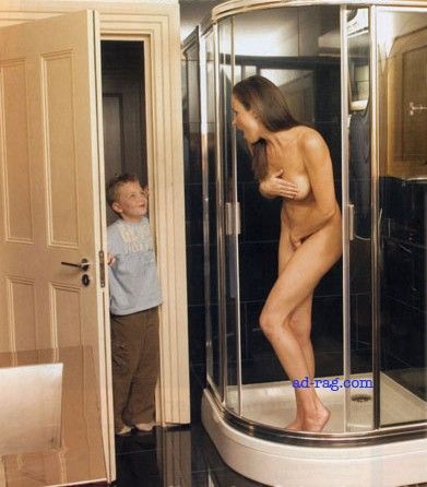Voici une réaction d'une maman qui n'existe pas dans une famille naturiste. Voici une réaction d'une maman qui n'existe pas dans une famille naturiste.