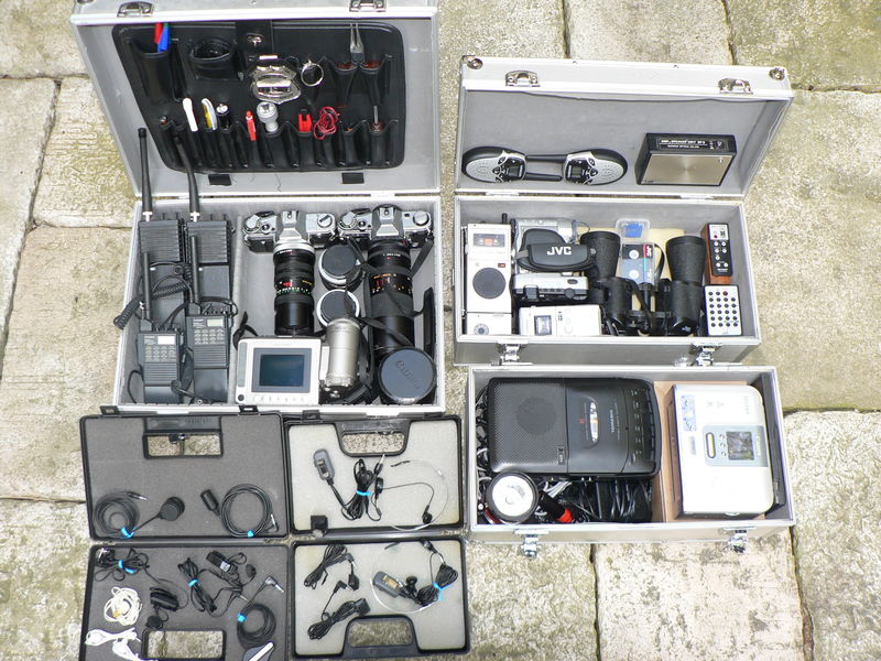 téléobjectifs, talkie-walkie, scanners, oreillettes et micros