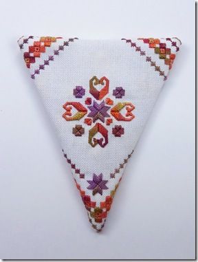 ensemble en hardanger ! pochette à ciseaux et poubelle à fils 50208182