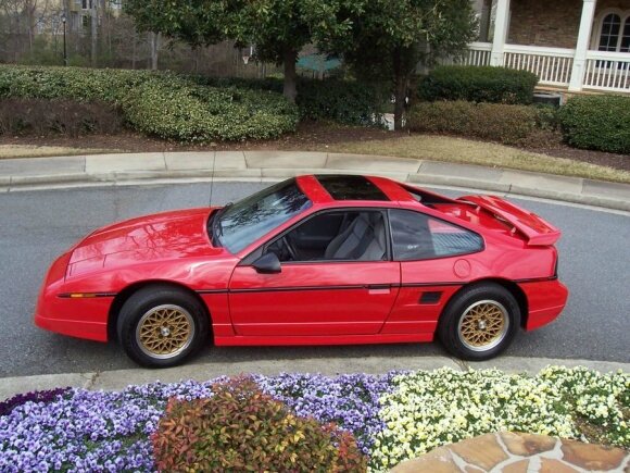 1988_Pontiac_Fiero_GT_resize