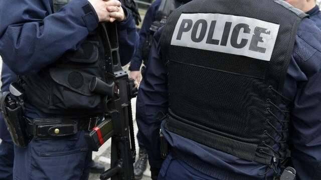 Des policiers armés de fusils d’assaut interrompent une séance de cinéma Policiers fusil d'assaut