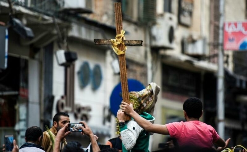 Égypte : une foule de musulmans s'attaque violemment aux chrétiens dans une église Coptes Egypte 1