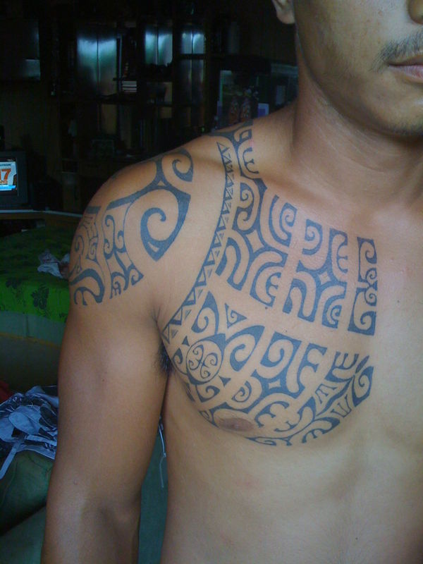 tatouage maori epaule. Tatouage épaule et pectoraux