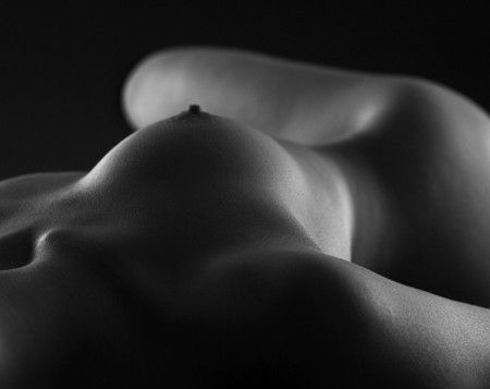 [[Nu allong sur le dos, vue plongeante sur sein]]