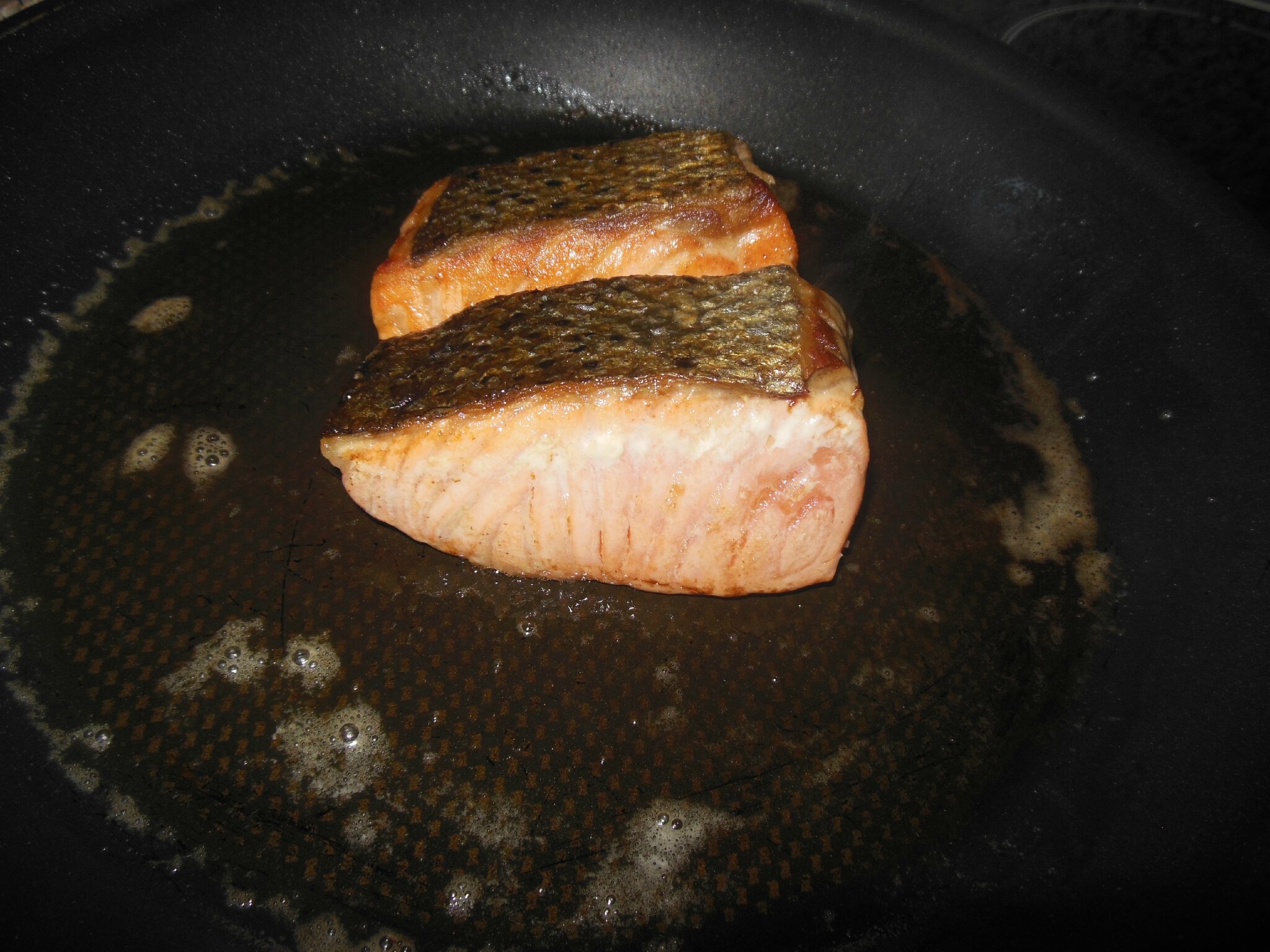CRISPY PANFRIED SALMON FILLETS/ PAVE DE SAUMON POELE CROUSTILLANT