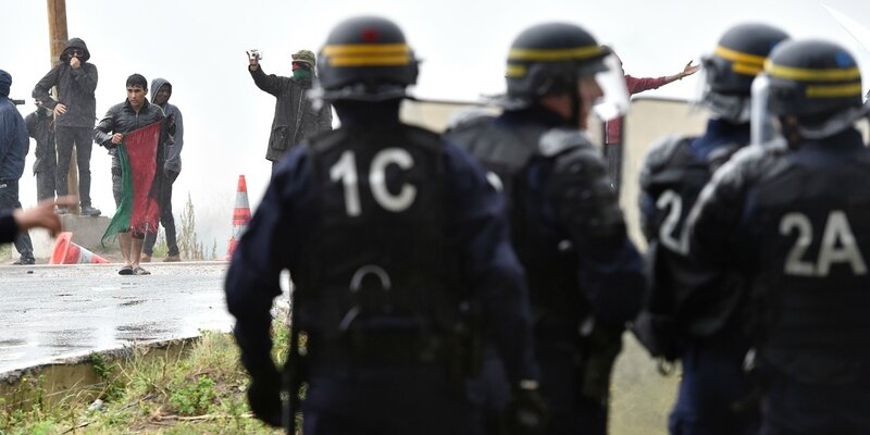 CRS et migrants dans le même lit, un nouveau concept de vivre ensemble ! CRS Calais