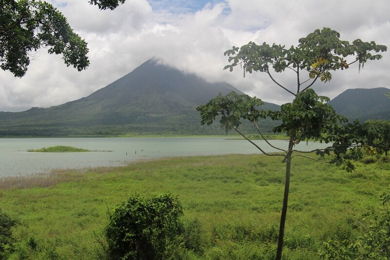 Vue sur le volcan Arenal depuis la côte sud du lac