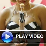 Vidéo du défilé de mannequins pour célébrer les 50 ans de la poupée Barbie, produite par Mattel