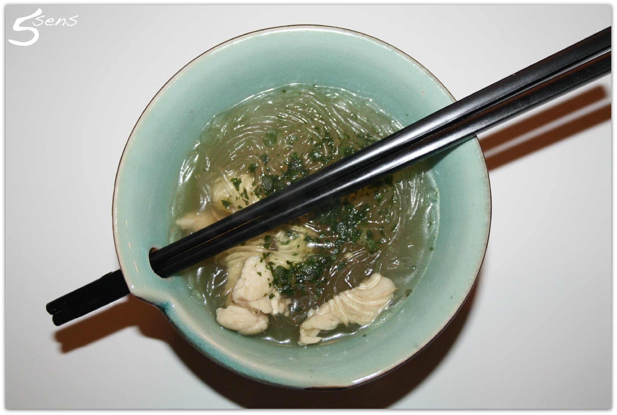 Bouillon au poulet, gingembre et combava Les 5 sens en cuisine