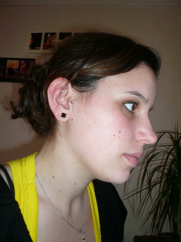 piercing au tragus. piercing au tragus