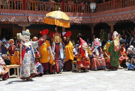 sacred-mask-dances-during-hemis-festival