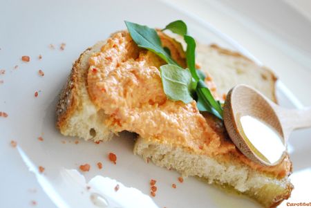 Tirokafteri, la tartinade feta-poivrons rôtis grecque Tirokafteri, la tartinade feta-poivrons rôtis grecque