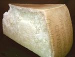 200px_Parmigiano_reggiano_piece