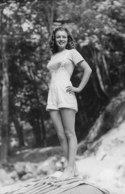Norma Jeane Dougherty en 1945 S ance teeshirt ray salopette blanche