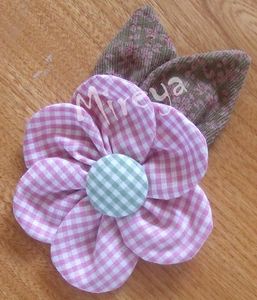 Voici pour vous un tuto de fleur en tissus