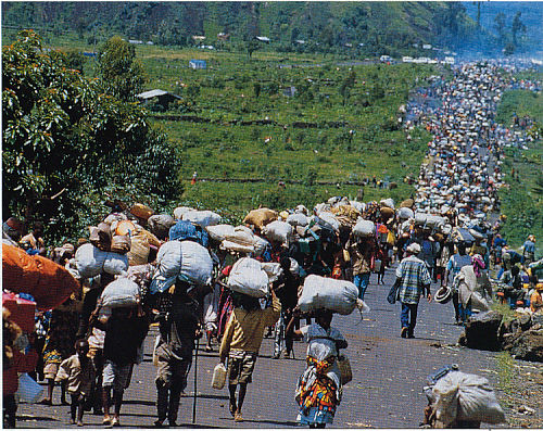 Les réfugiés Bahutu  fuyant pendant la période de la Dictature.