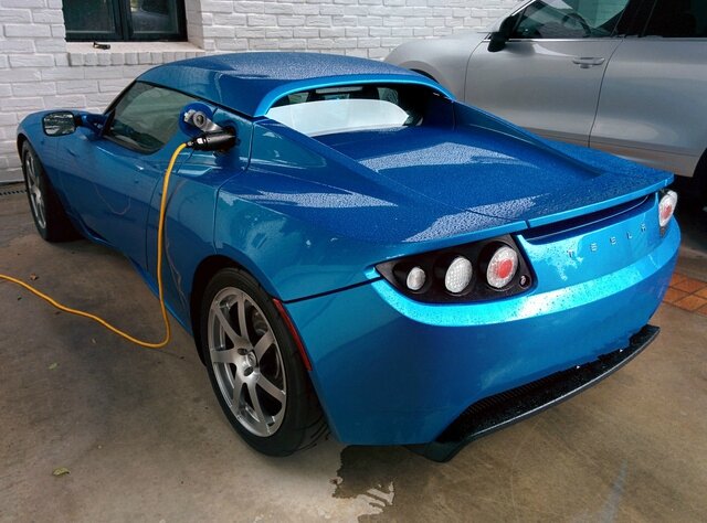 2008_tesla_roadster_convertible-pic-1520961330120901968-640x480
