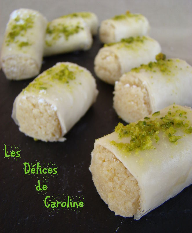 250g de poudre damande, 125g de sucre glace, le zeste dun citron non traité, 1 oeuf moyen, 2 cuillères à soupe de fleur