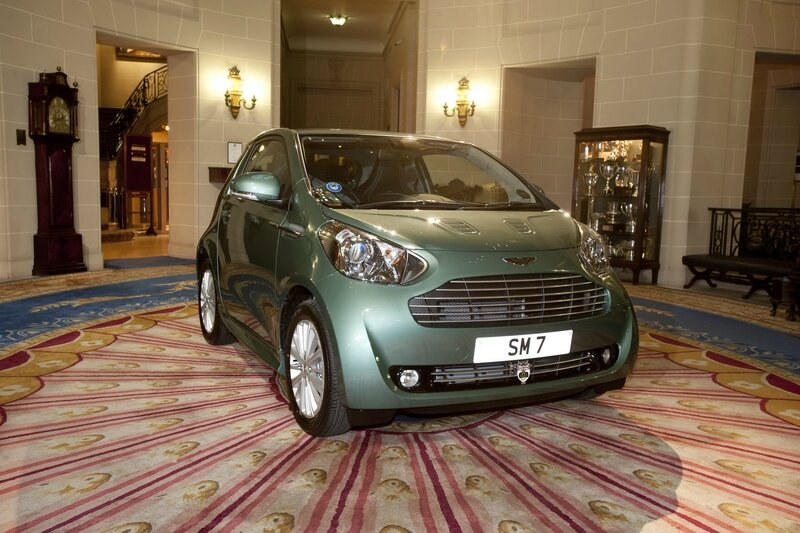 S0-Anniversaire-Stirling-Moss-offre-une-Aston-Martin-Cygnet-a-son-epouse-230951