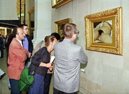 93120_des_visiteurs_regardent_l_origine_du_monde_de_gustave_courbet_au_musee_d_orsay_a_paris_le_26_juin_1995