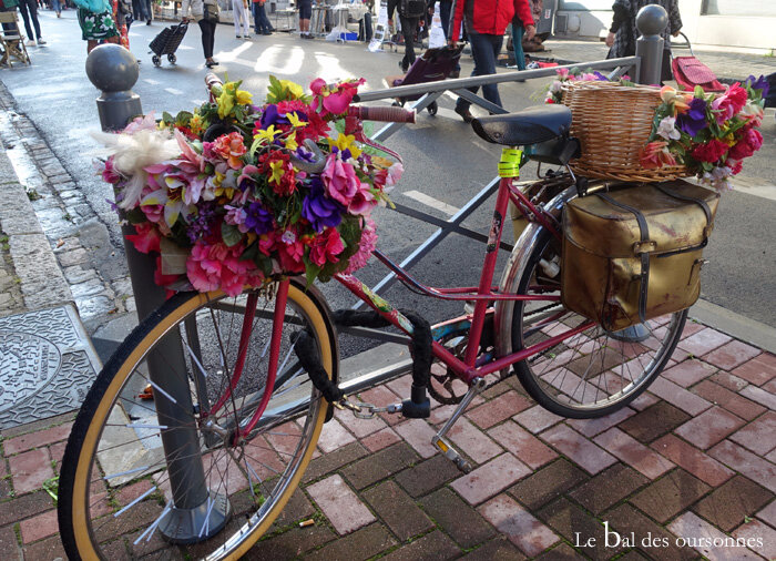 118 Braderie Lille Brocante Vélo customisé fleuri