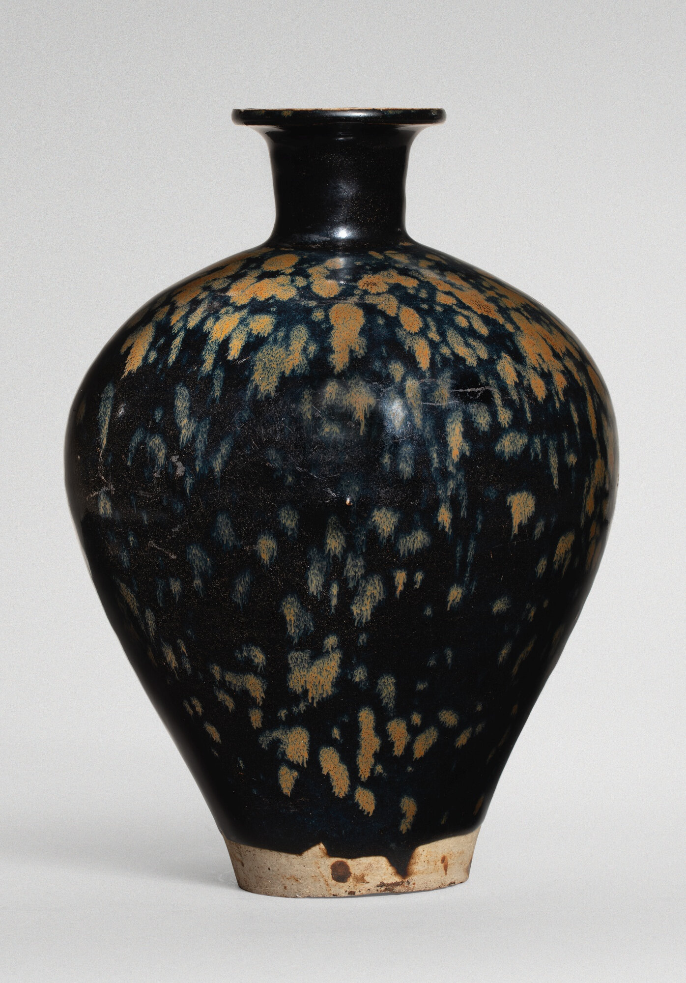 Black Glazed Stoneware Urn From Hebei - 19th Century Black Glazed Stoneware Urn From Hebei - 19th Century