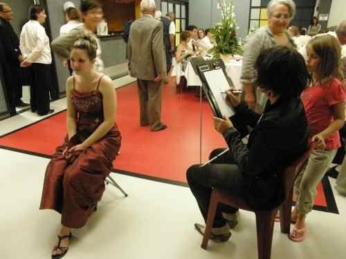 caricatures dessinées devant modèle