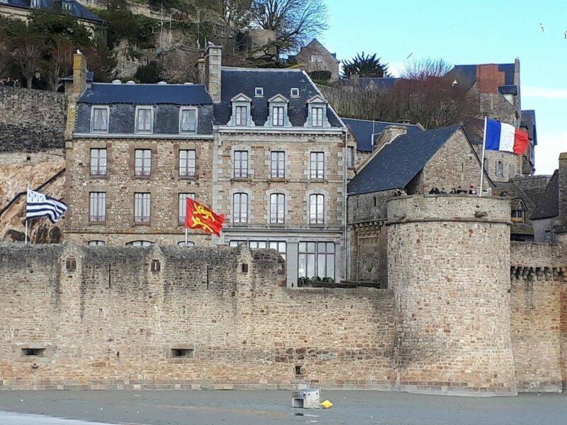 Mont St Michel: en raison des grandes marées, il faut passer la serpillère sur la cale d’entrée…