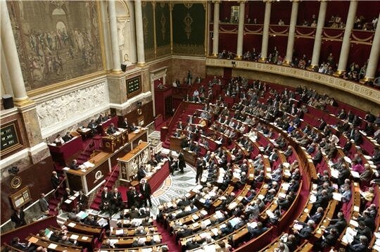 La baisse de l'allocation versée aux parents de jeunes enfants votée à l'Assemblée Assemblee nationale hémicycle plein