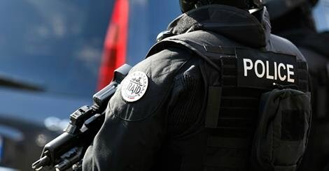 Projets d'attaques de migrants, de mosquées... Dix individus interpellés en France Police RAID