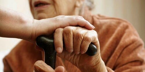 Personnes âgées : appel à la grève inédit dans les Ehpad mardi Personne agée