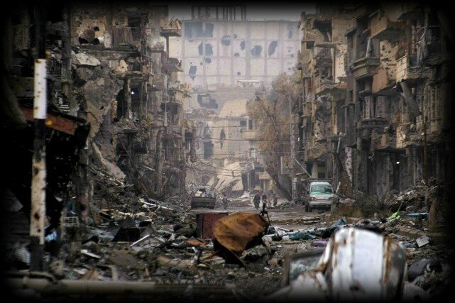 civils-marchent-rue-ruine-ville