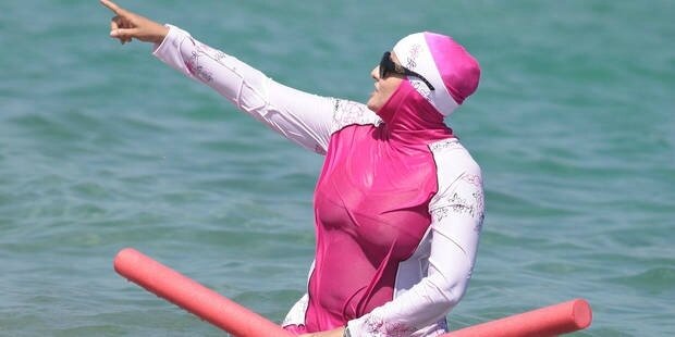 Burkini « toléré » dans les piscines de Rennes : le Front National monte au créneau Burkini plage