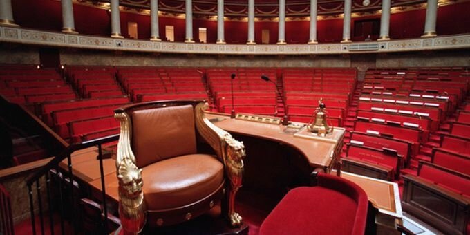 Rentrée des classes parlementaires : faisons front ! Assemblée vide