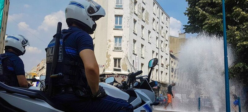 La racaille inonde les rues Geyser d'eau