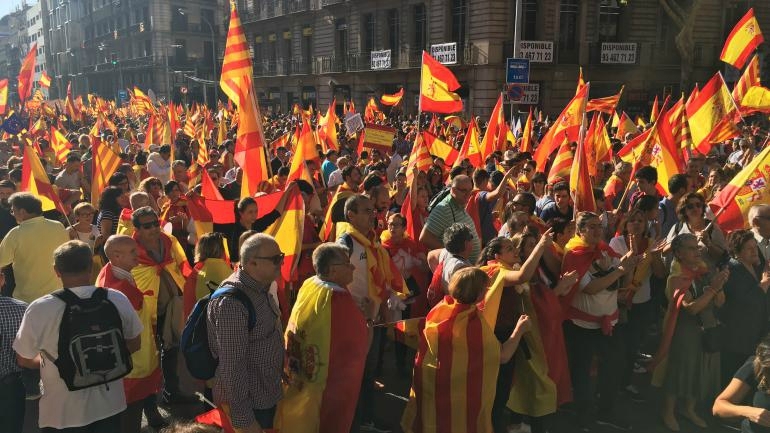 Catalogne : une marée humaine défile contre l'indépendance Manifestants pro Espagne Barcelone