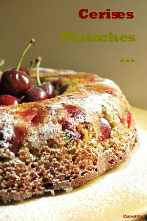 Gâteau aux cerises, éclats de pistaches et crème fraîche Gâteau aux cerises, éclats de pistaches et crème fraîche