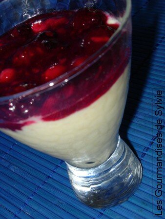 Verrines_aux_Biscuits_Roses_et_aux_Fruits_Rouges_004