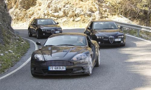 James Bond au volant de son Aston Martin
