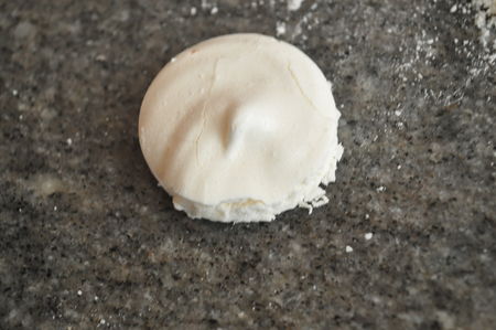 Recette Facile | Bouchées marbrées chocolat orange sur coussin de meringue