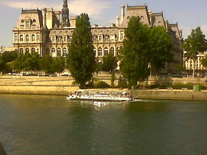Visit Paris by boat - Bateaux Mouche ®Esther a Paris