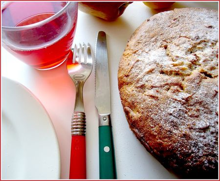 gateau_pomme_rapee_et_boisson_hibiscus