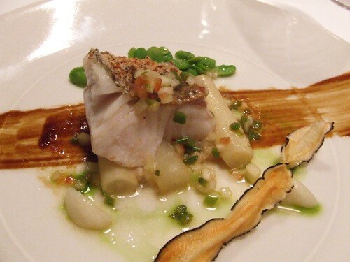 Marcon 37: dos de sandre lentement confit à l'huile de lard, associaton du salsifis et de la fève (détail)
