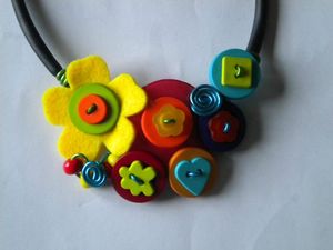 boutons multicolor fleur jaune