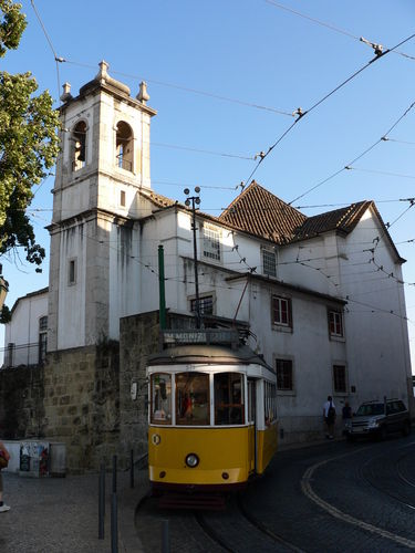 Tramway dans l'Alfama (Lisbonne) 29664174_m