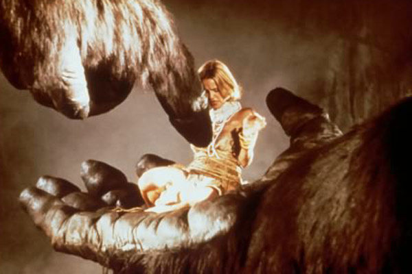 Le roi Kong Kong enl ve Dwan et l'emm ne avec elle dans la jungle qui 