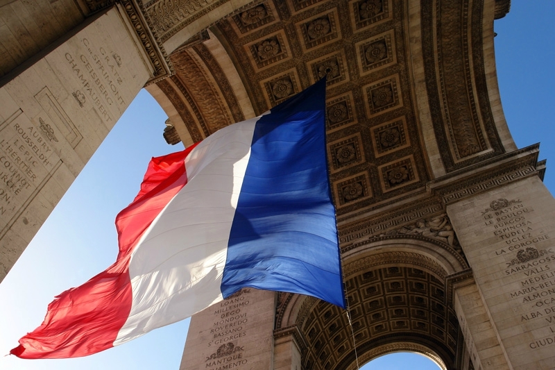 La France j'y crois, JE DÉFENDS MON DRAPEAU ! Drapeau Français sous l'Arc de Triomphe